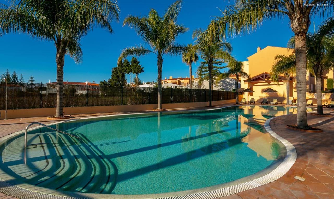 Luzbay Pool Apartments ภายนอก รูปภาพ